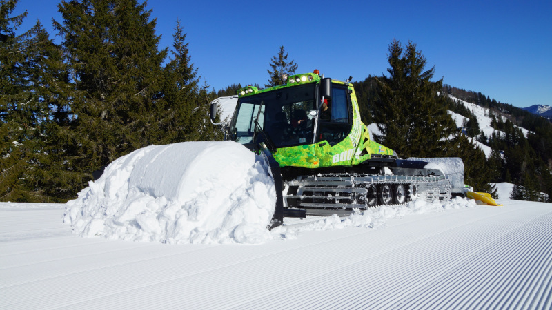 Snowcat with fully-electric drive
