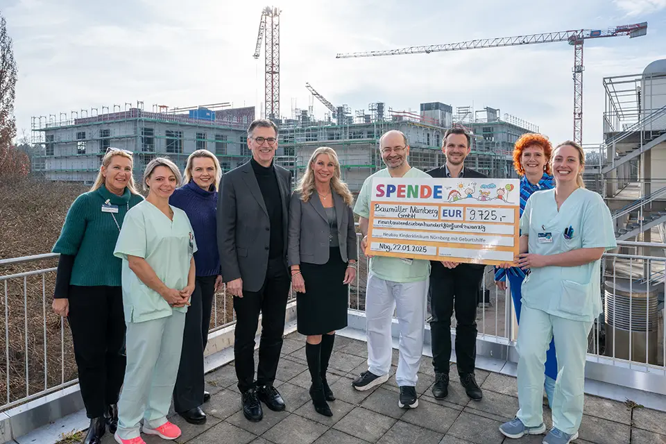 Karin Baumüller-Söder (3. v. l.) überbrachte den Spendenscheck auf dem Campus Süd des Klinikums Nürnberg