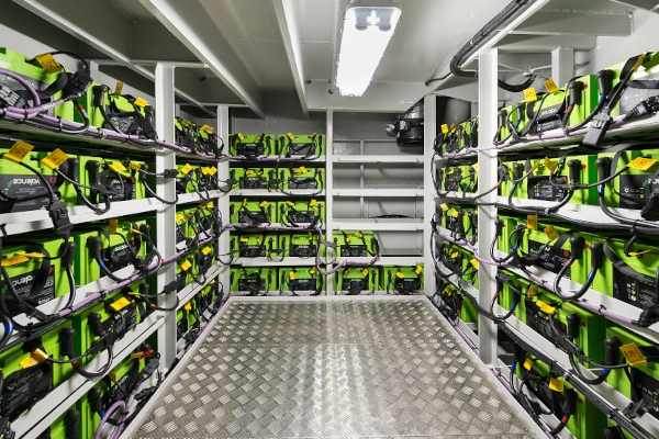 Accu’s in de batterijruimte voor de hybride aandrijving
