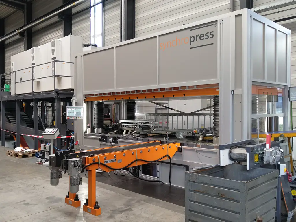 Antriebssystem der synchropress 4M-10000 mit DST2 High-Torque-Motoren und b maXX Servoumrichtern von Baumüller