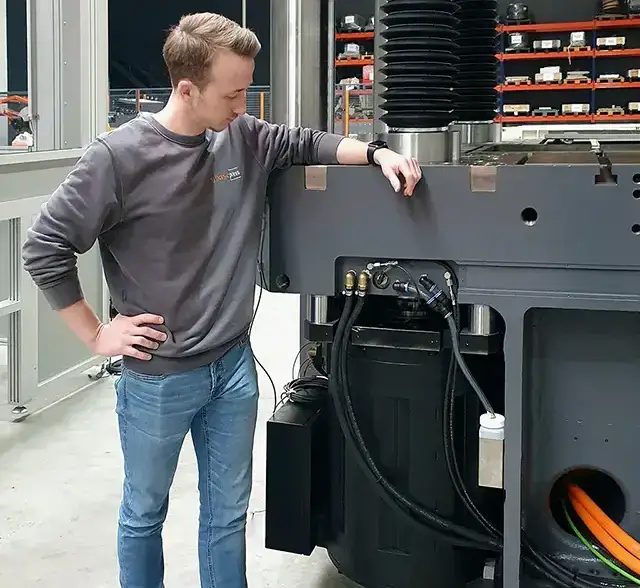 synchropress 4M Spindelpresse mit axial im Pressentisch integrierten Servomotoren für kompakte Bauweise